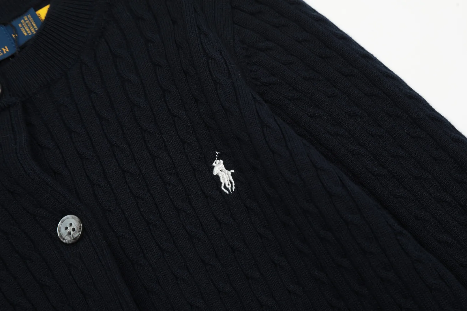 🅿️210 "Top quality" Style number: DS005# (not off the shelves all year round) [Ralph Lauren round neck solid color pony embroidered logo knitted cardigan long sleeves] ✅Ralph Lauren classic basic versatile twist knitted cardigan long sleeves ✅Main supplier platform live broadcast Wholesale entities Replenish when out of stock Not off the shelves ✅ZP quality 1:1 version Scan the code to enter the GF website Counter quality ✅Details and quality are the only one in Guangzhou. Imported quality cotton yarn, focusing on high-end, cost-effective, good quality needless to say. ✅The same style as Zhao Lusi is really amazing, so sweet, so beautiful. This cardigan is really good-looking. Rose red and white label Big red and blue label